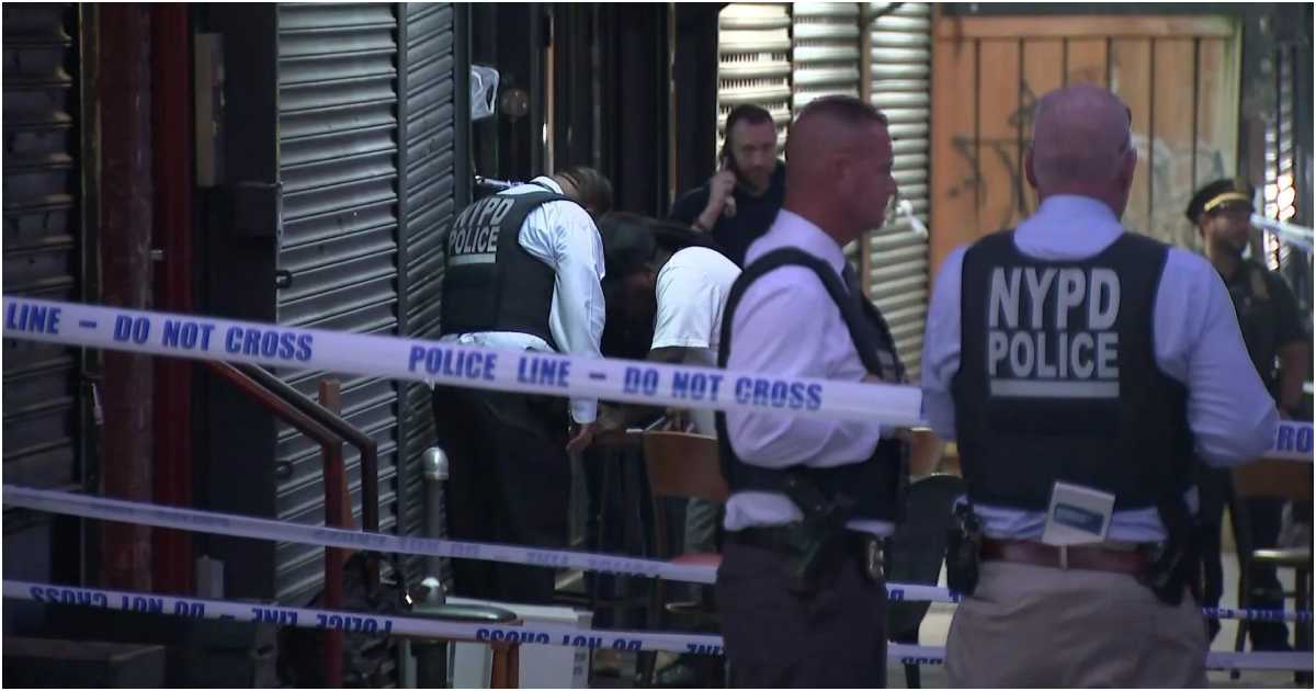 পুলিশ কর্মকর্তারা ভেতর থেকে গুলির ৪২টি খোসা উদ্ধার করেন। ছবি: সিবিএস নিউজ